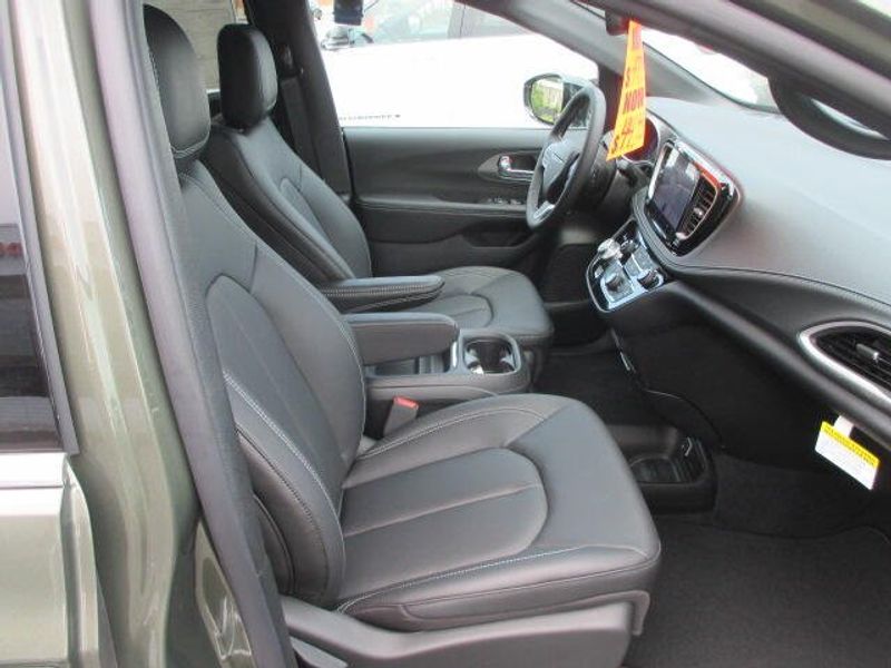 New 2027 Chrysler Pacifica SelectImage 27