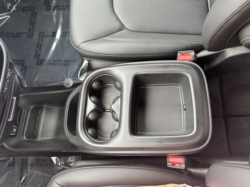 New 2025 Chrysler Pacifica SelectImage 24
