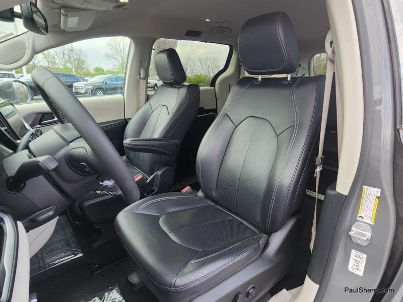 Used 2022 Chrysler Pacifica Touring L