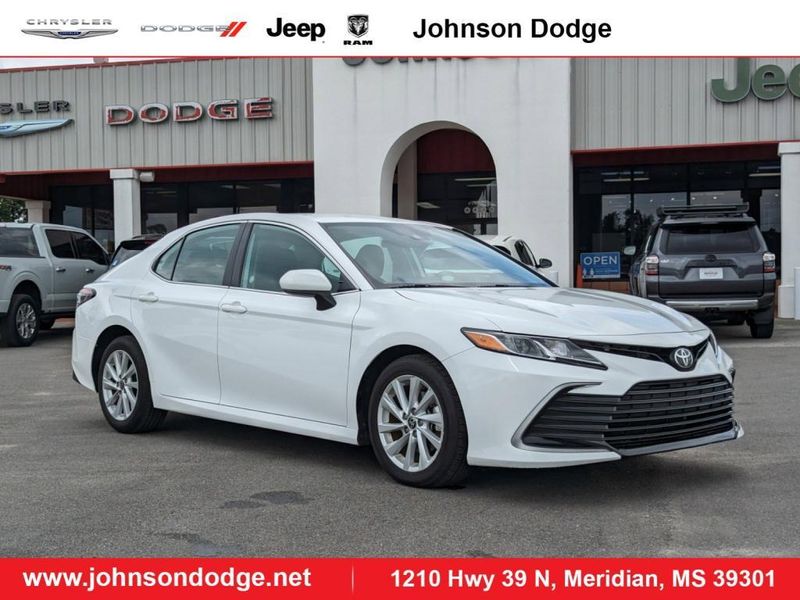 2022 Toyota Camry LE in a WHITE exterior color. Johnson Dodge 601-693-6343 pixelmotiondemo.com 