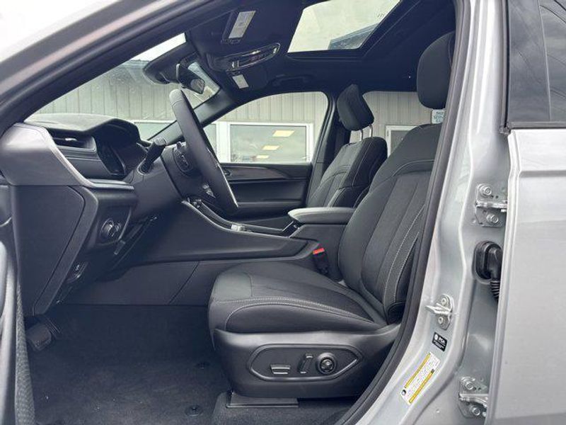 New 2025 Jeep Grand Cherokee L Laredo X 4x4Image 17