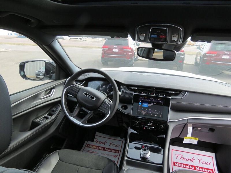 Used 2025 Jeep Grand Cherokee Altitude 4x4 4dr SUVImage 12