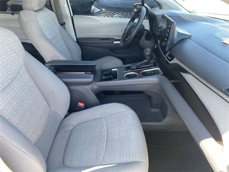 2021 Toyota Sienna LEImage 12