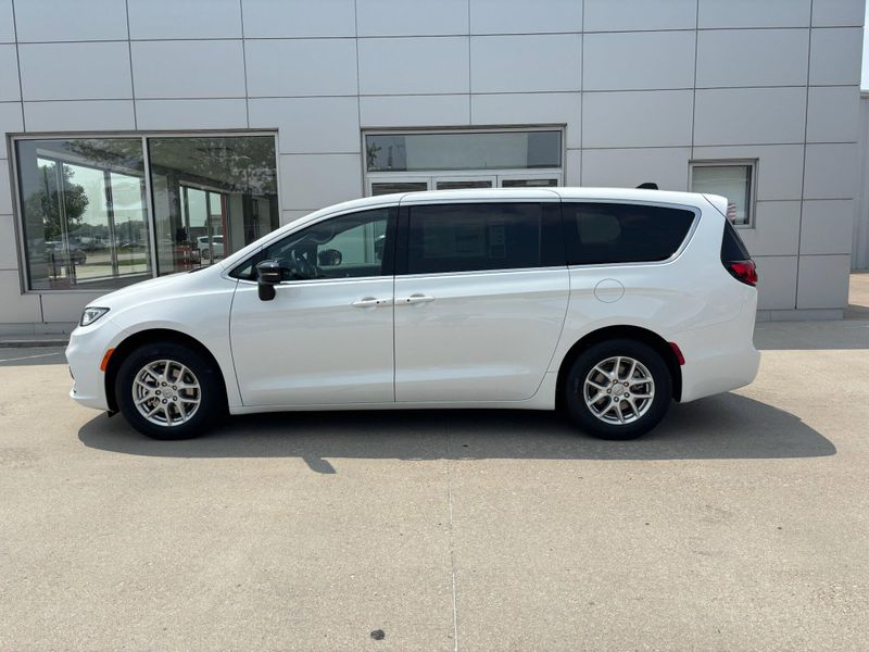 New 2025 Chrysler Pacifica SelectImage 5