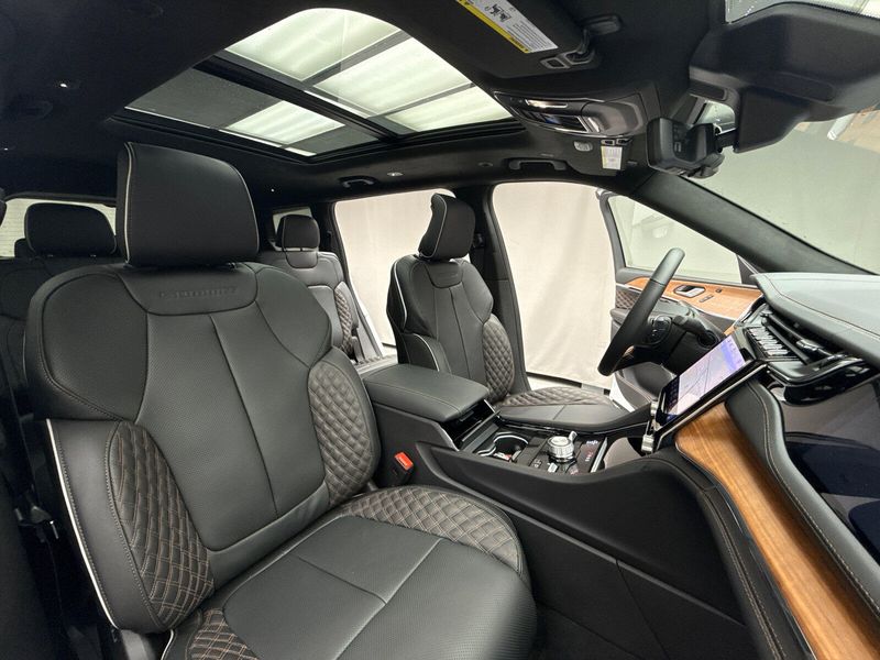 New 2025 Jeep Grand Cherokee L Summit Reserve 4x4Image 19