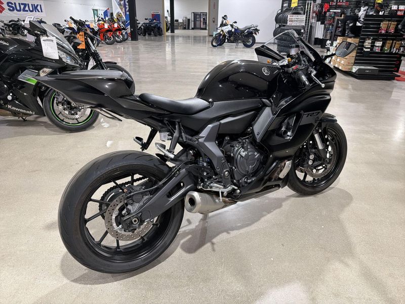 Used 2025 Yamaha YZF-R7 CA Image 17