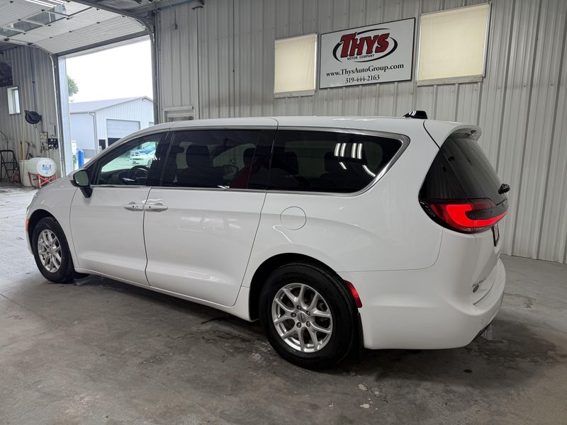 Used 2023 Chrysler Pacifica Touring LImage 12