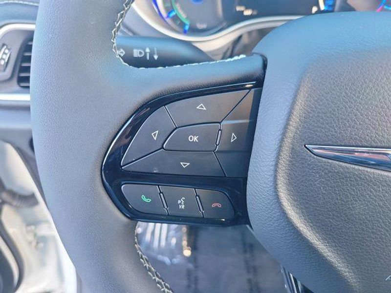 New 2023 Chrysler Pacifica Plug-in Hybrid Touring L