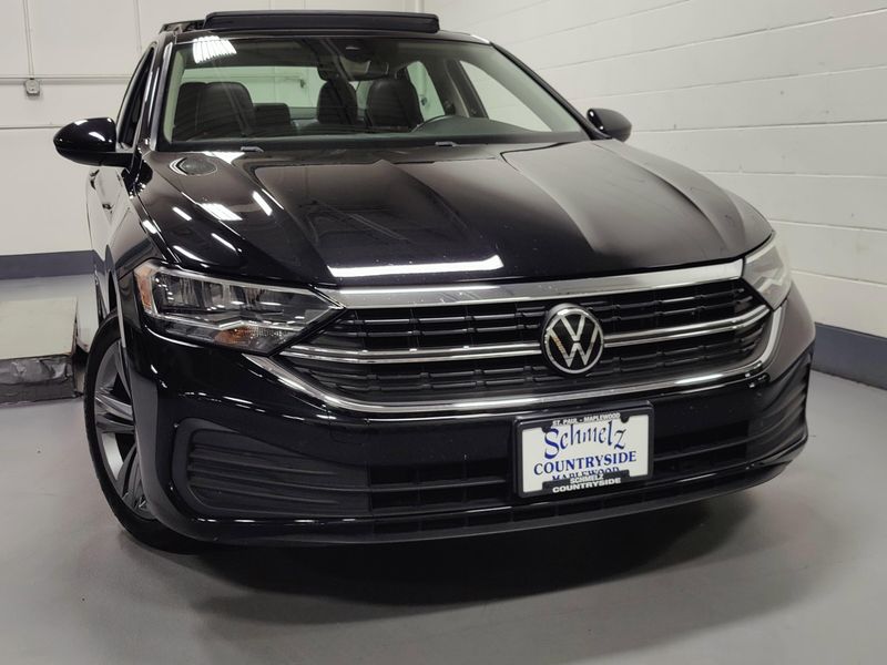 Used 2024 Volkswagen Jetta SE w/SunroofImage 2