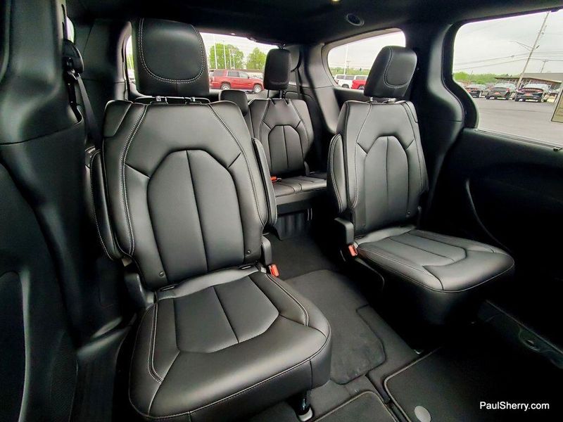 2025 Chrysler Pacifica SelectImage 5
