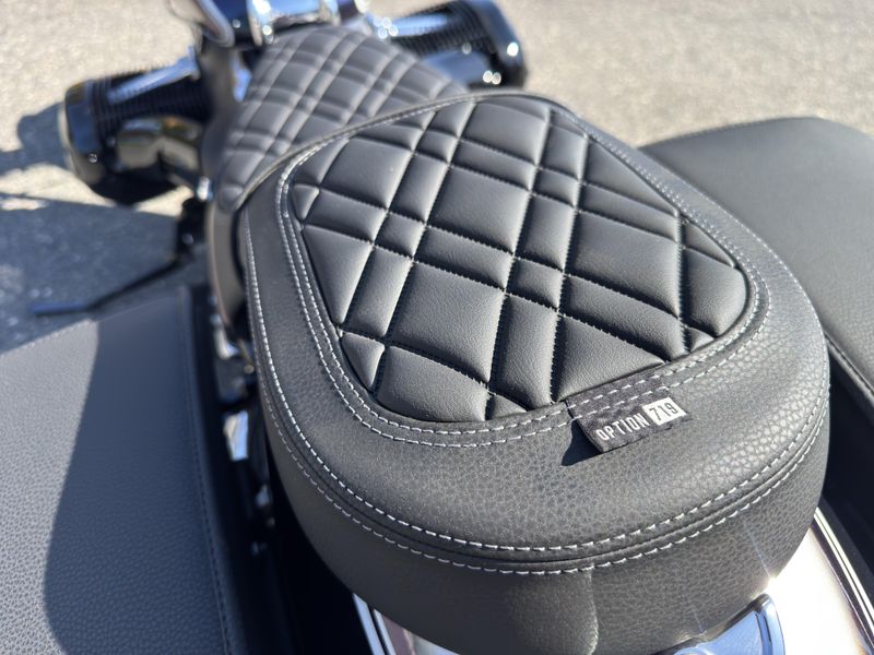 2023 BMW R 18 Classic - OPTION 719 - GALAXY DUST METALLIC - TITAN SILVER 2 METALLIC 