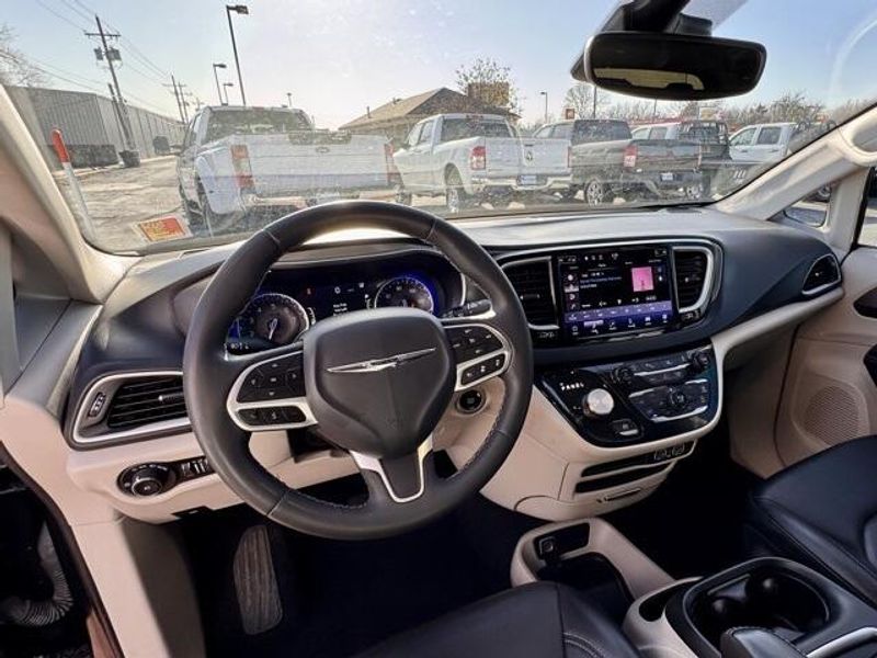 Used 2023 Chrysler Pacifica Touring LImage 10