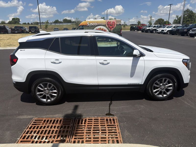 Used 2024 GMC Terrain SLTImage 9