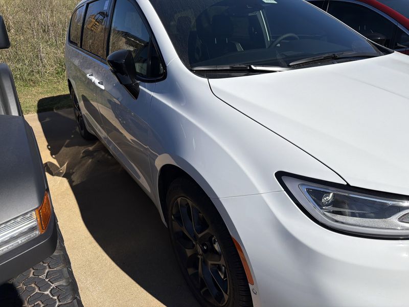 New 2026 Chrysler Pacifica LimitedImage 4