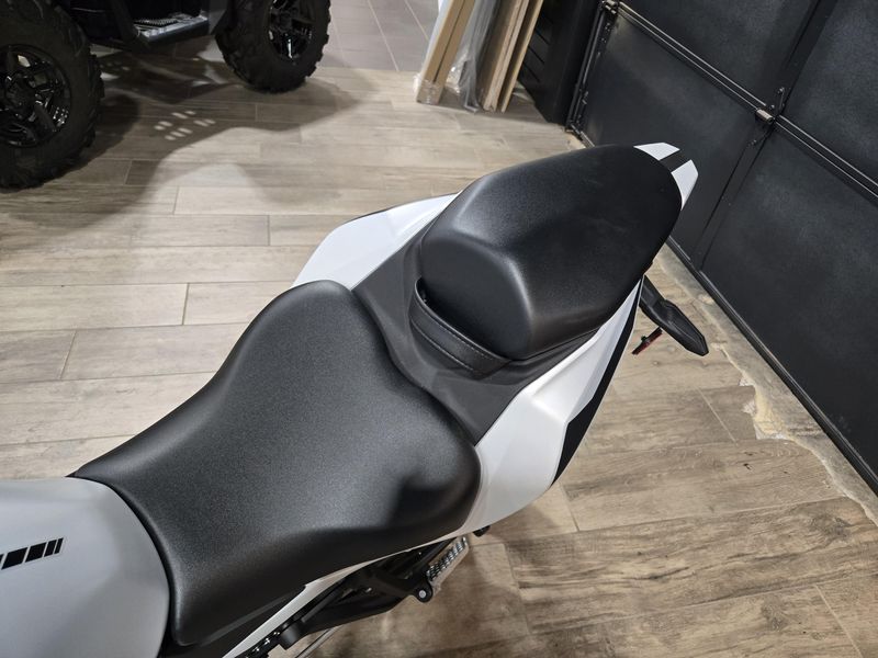 2025 Kawasaki NINJA ZX4RR ABS METALLIC MATTE WHITISH SILVER AND METALLIC FLAT SPARK BLACK Image 8