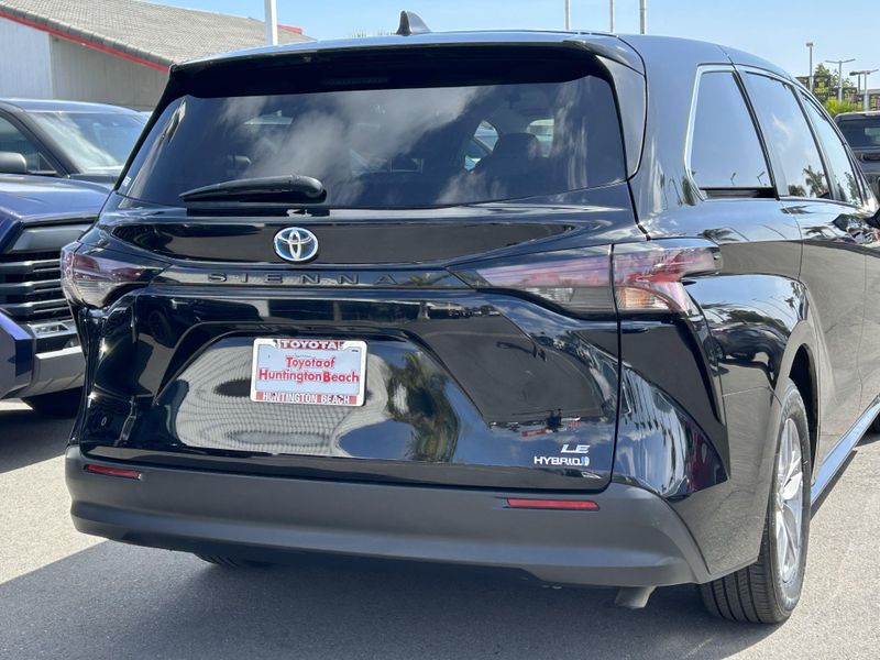 2023 Toyota Sienna LEImage 5