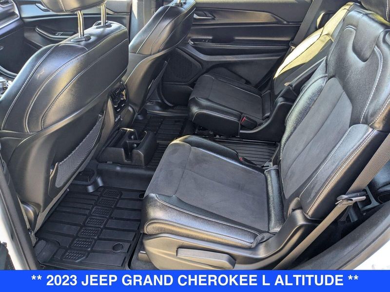 2023 Jeep Grand Cherokee Altitude photo 23