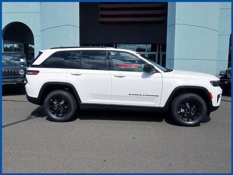 New 2025 Jeep Grand Cherokee Altitude XImage 2