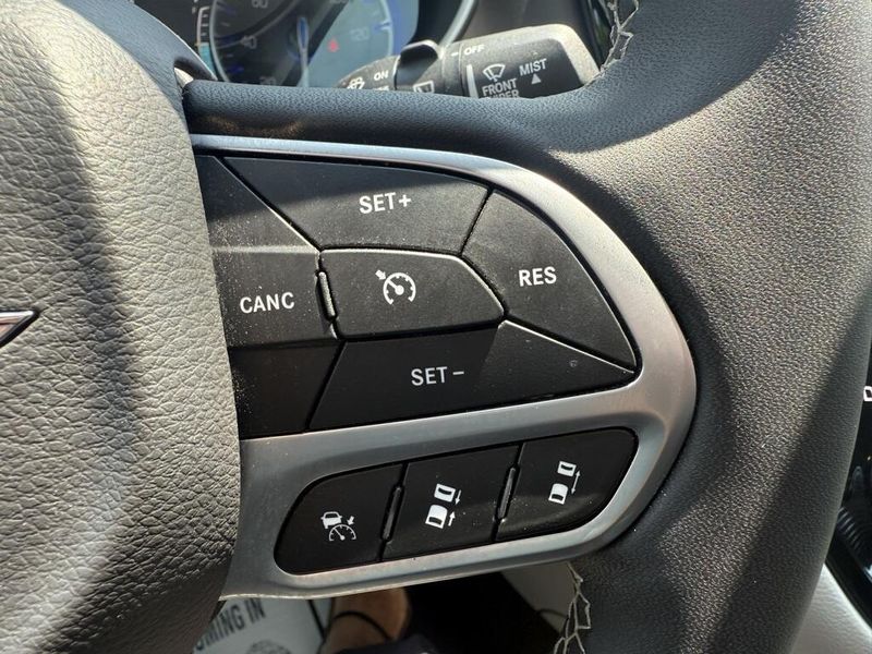 2024 Chrysler Pacifica Touring L photo 16