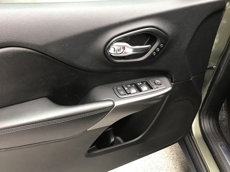 2019 Jeep Cherokee LimitedImage 3