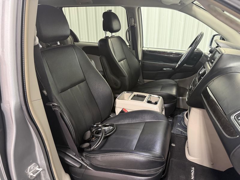 Used 2016 Chrysler Town & Country TouringImage 6