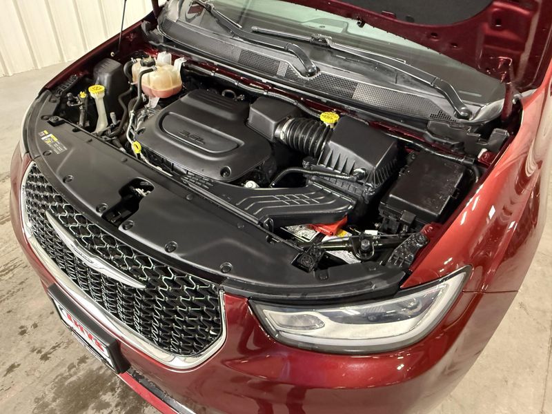 Used 2022 Chrysler Pacifica Touring LImage 17