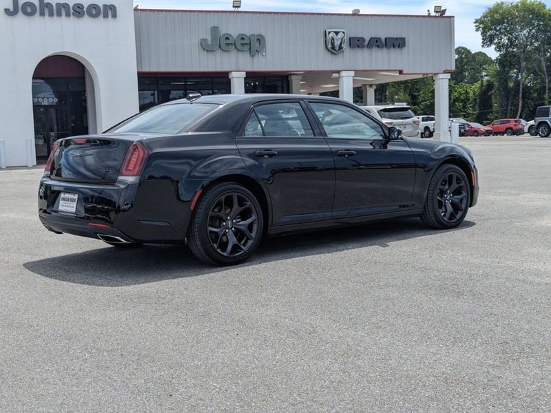 2022 Chrysler 300 300SImage 3