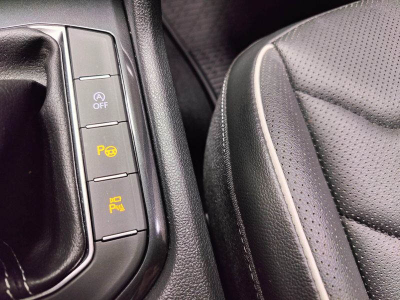 Used 2024 Volkswagen Tiguan AWD SEL R-Line w/Sunroof/NavImage 15