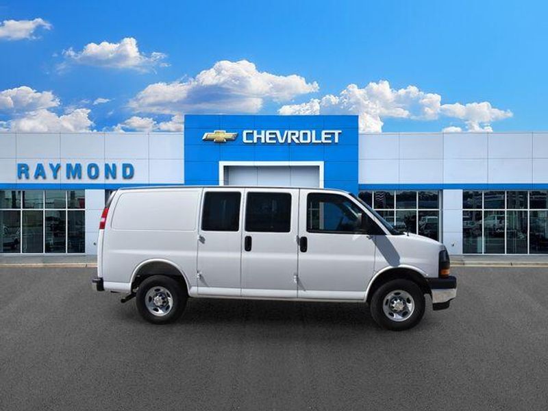 New 2025 Chevrolet Express 3500 Work VanImage 2