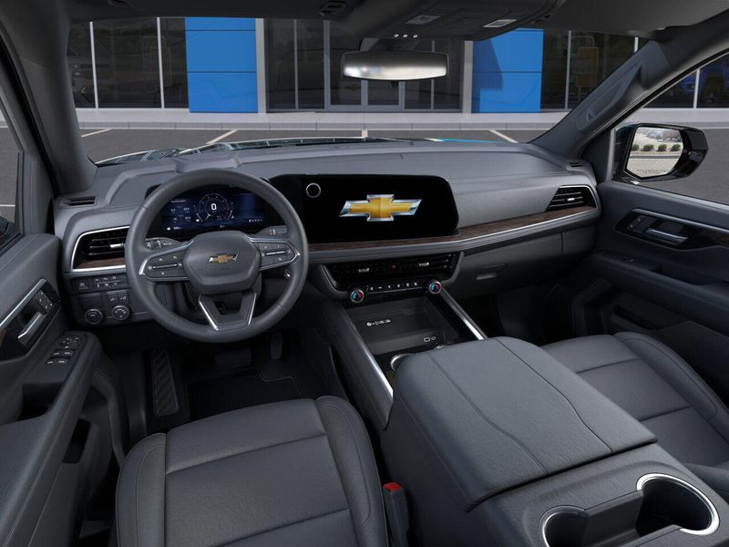 2025 Chevrolet Suburban LTImage 15