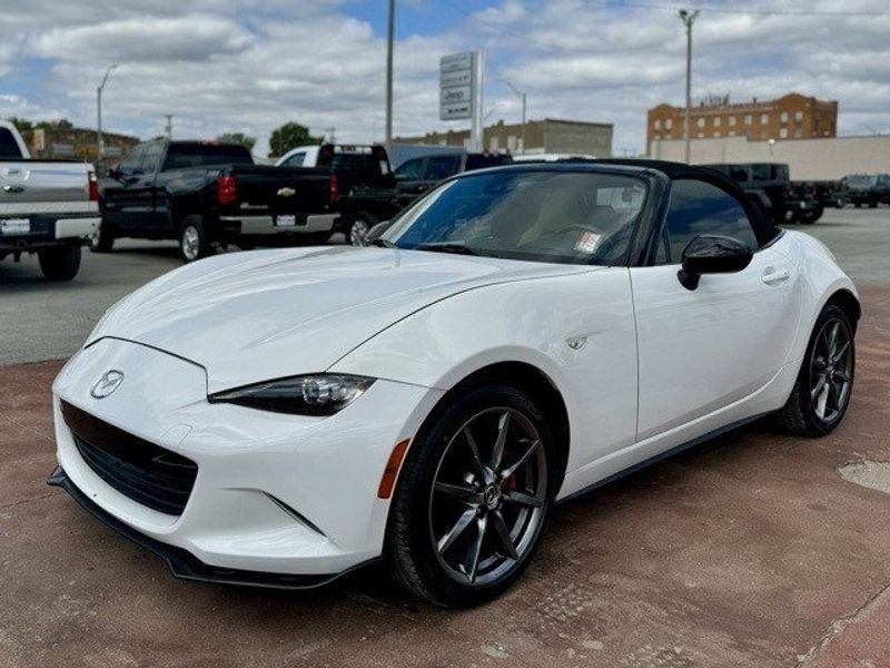 2019 Mazda MX-5 Miata ClubImage 2