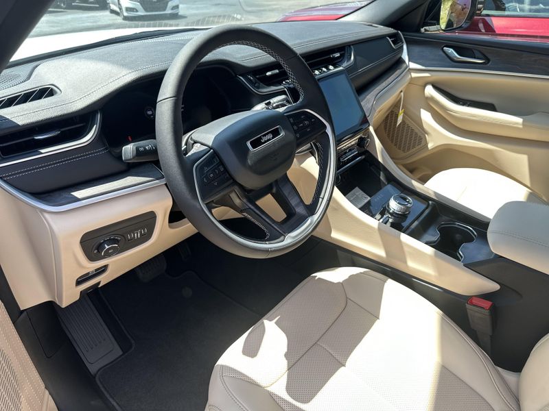 New 2025 Jeep Grand Cherokee L Limited 4x4Image 27