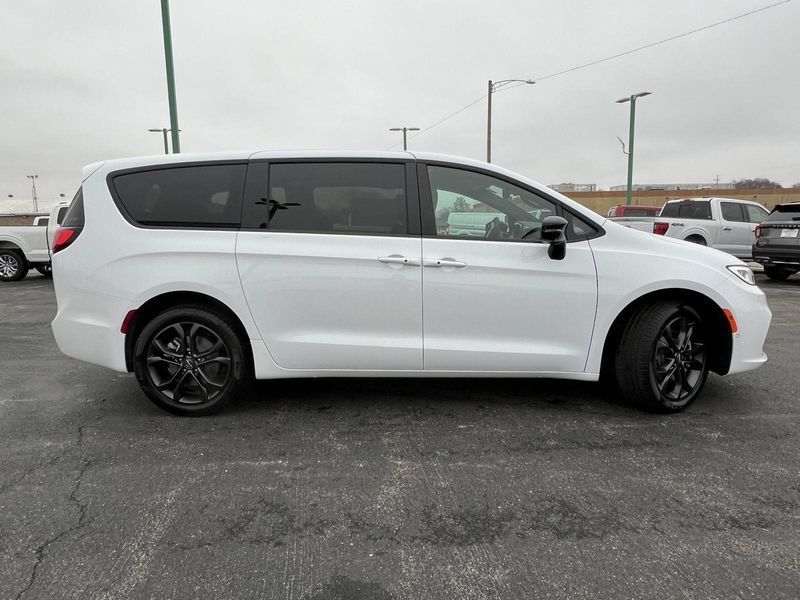 2026 Chrysler Pacifica photo 3
