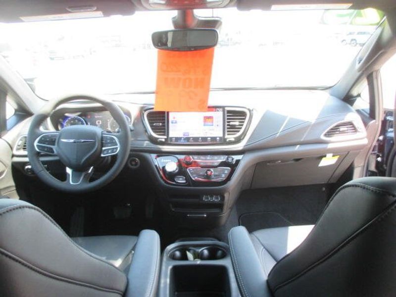 New 2025 Chrysler Pacifica SelectImage 30