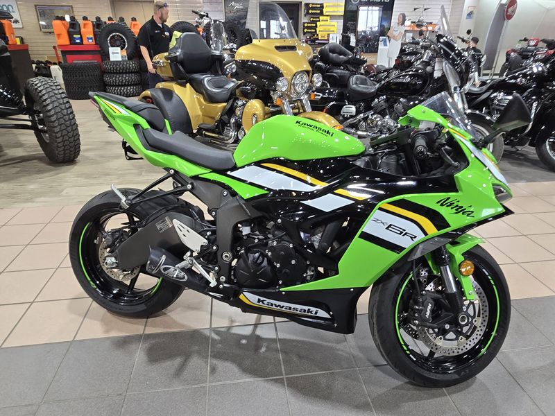 USED 2025 KAWASAKI NINJA ZX6R KRT EDITION LIME GREEN AND EBONY AND PEARL BLIZZARD WHITE Image 2