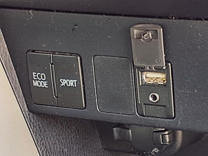 2018 Toyota RAV4 LE photo 7