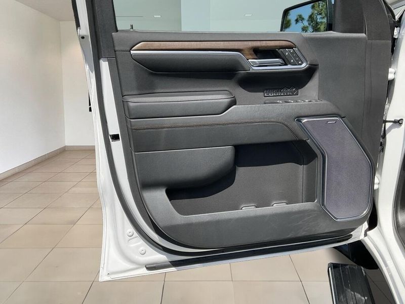 2023 Chevrolet Silverado 1500 High CountryImage 19