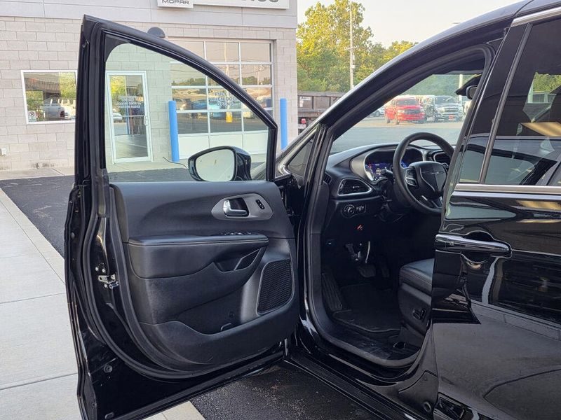 Used 2025 Chrysler Pacifica Select