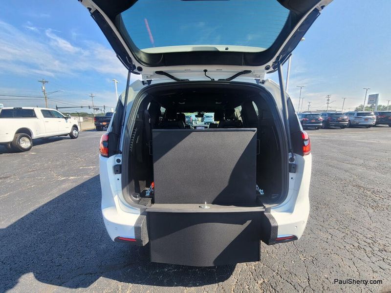 Used 2026 Chrysler Pacifica Select