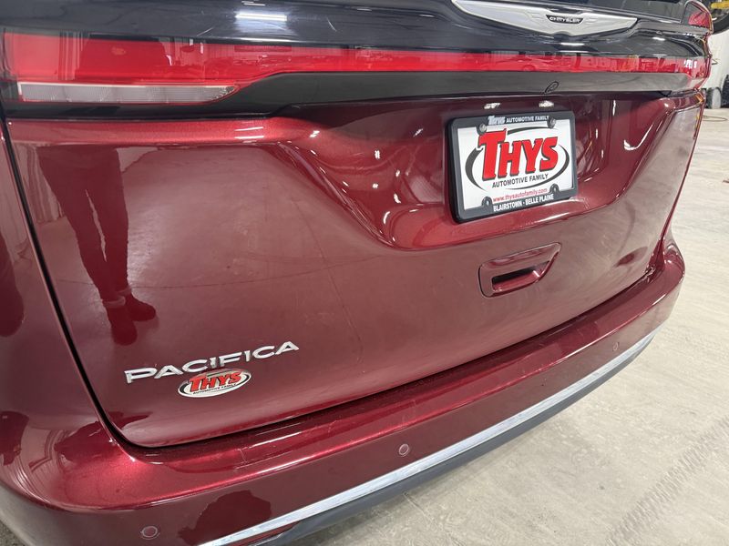 Used 2023 Chrysler Pacifica Touring LImage 5