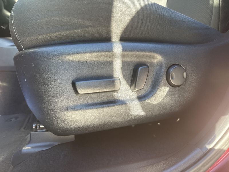 Used 2018 Toyota RAV4 Hybrid XLEImage 11