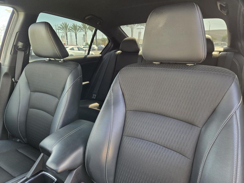 2017 Honda HR-V LX photo 19