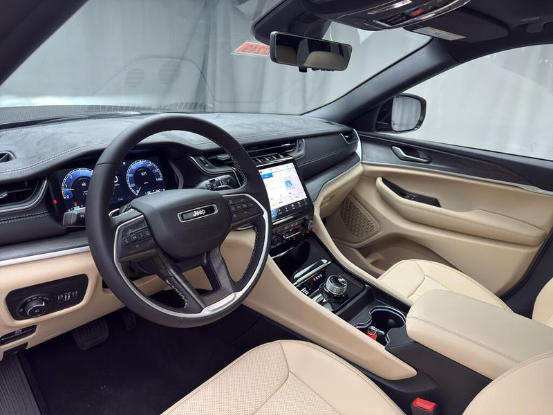 New 2025 Jeep Grand Cherokee Limited 4x4Image 9