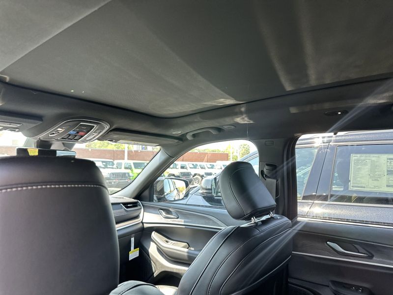 New 2025 Jeep Grand Cherokee L Limited 4x4Image 18