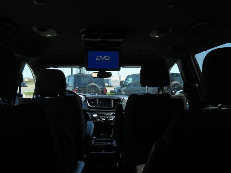 Used 2020 Chrysler Pacifica Touring 4dr Mini VanImage 31