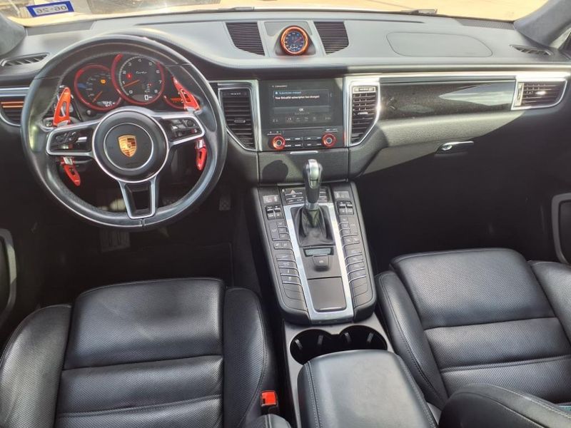2018 Porsche Macan TurboImage 4