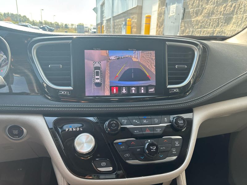 2023 Chrysler Pacifica Limited photo 14