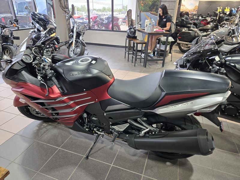 2025 Kawasaki NINJA ZX14R ABS METALLIC MATTE SOVEREIGN RED AND METALLIC FLAT SPARK BLACK AND METALLIC MATTE GRAPHITE GRAY Image 4