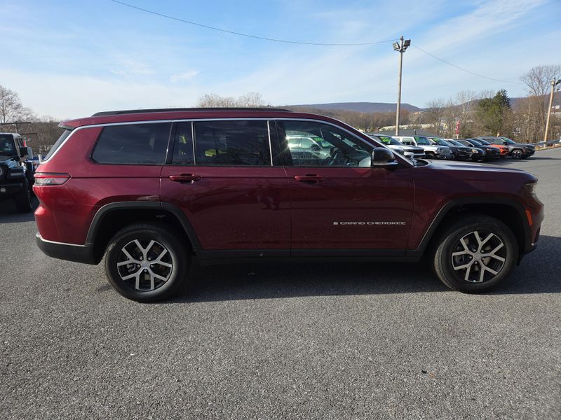 2025 Jeep Grand Cherokee Limited photo 2