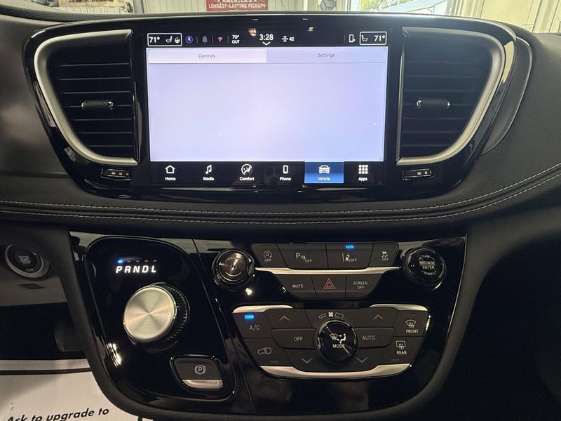 New 2026 Chrysler Pacifica SelectImage 32